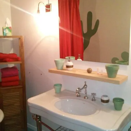 Les Clos Bleus Bed & Breakfast *